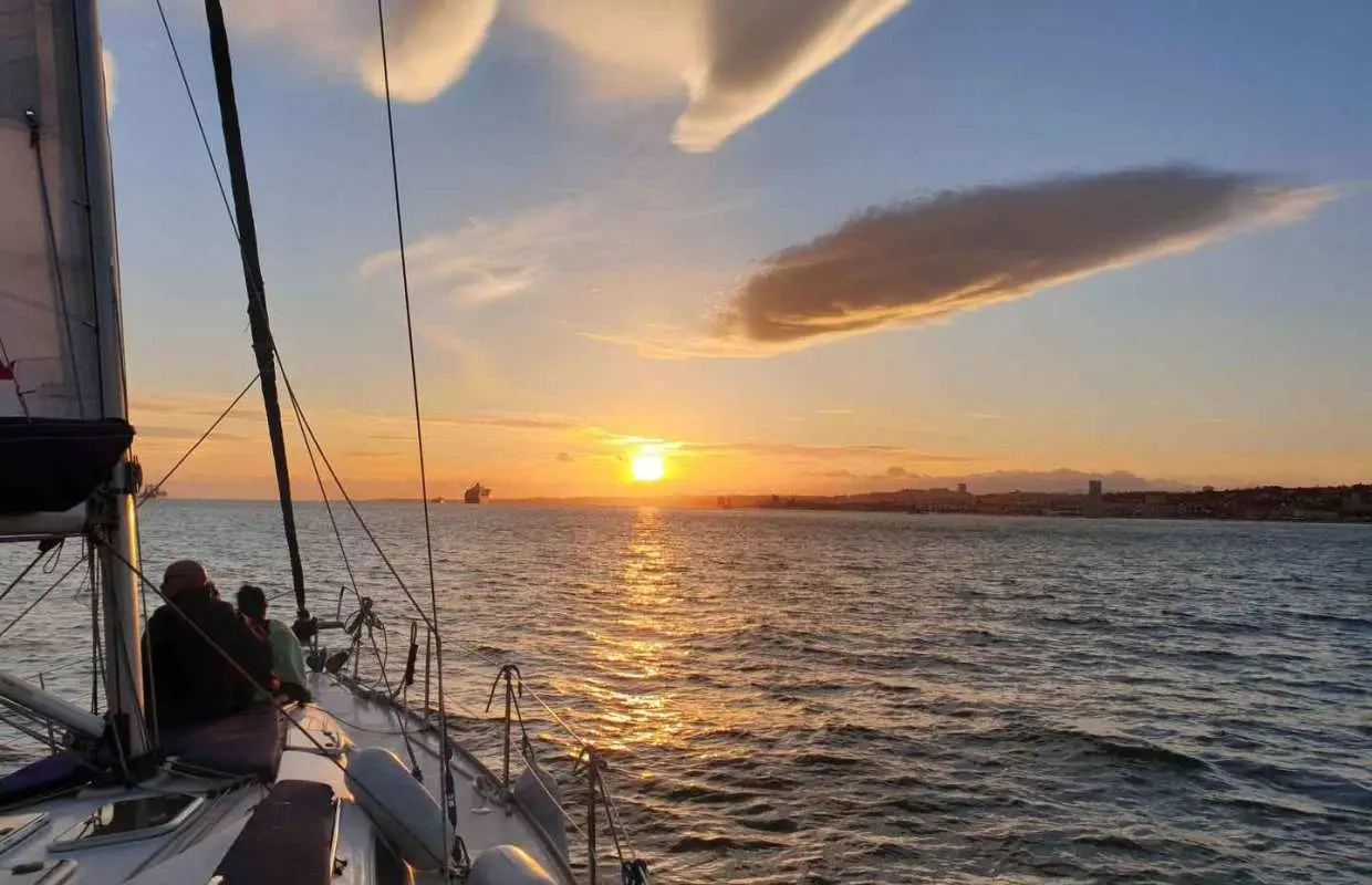 Lisbon: Daytime or Sunset Boat Cruise with History and Wine｜Portugal