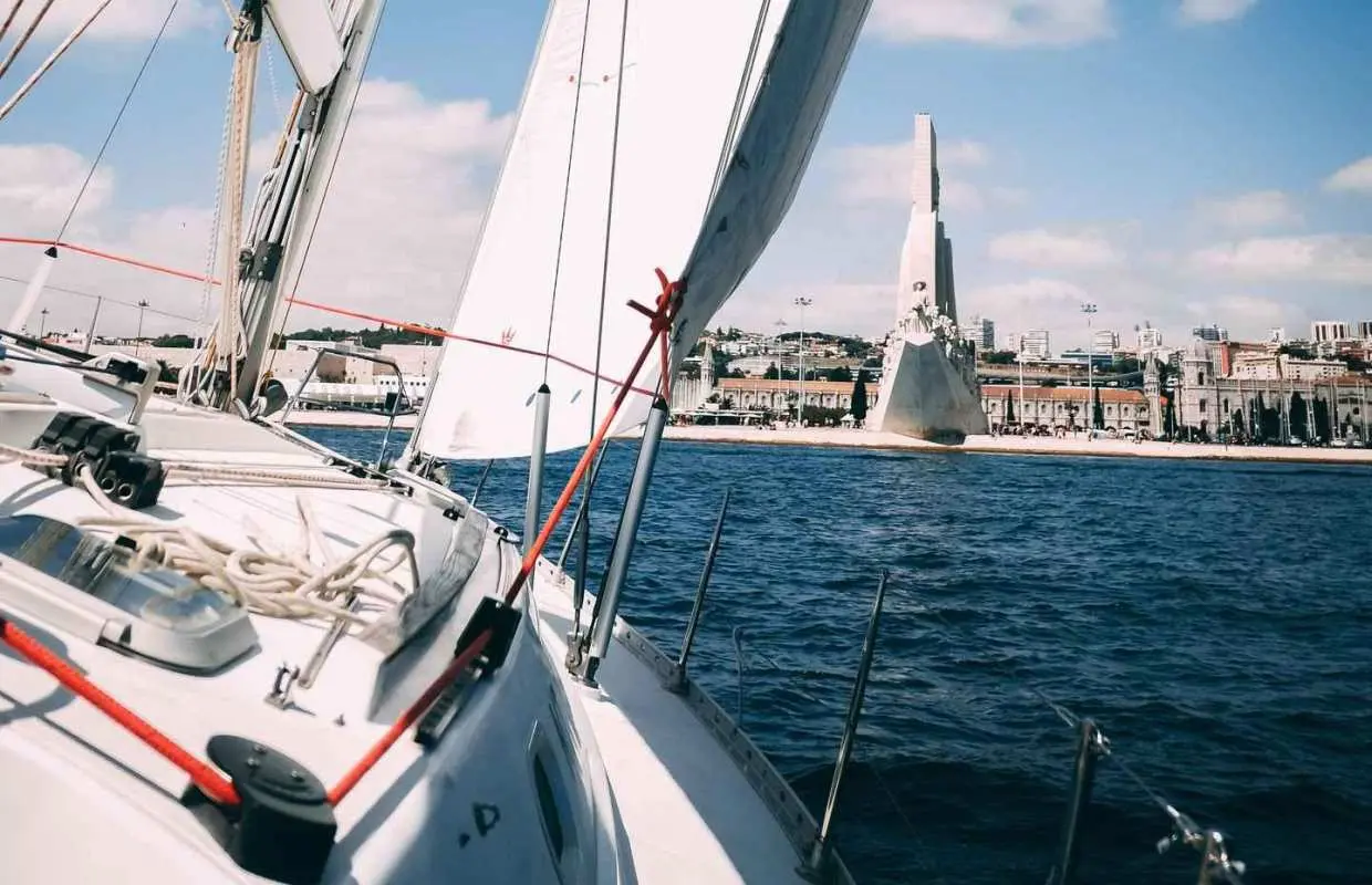 Lisbon: Yacht Sailing Tour With Portuguese Wine and History｜Portugal