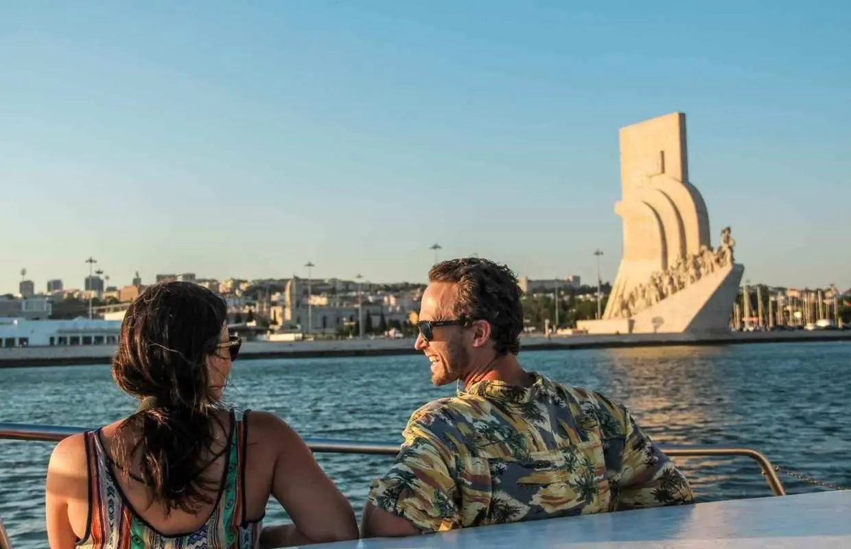 里斯本：海灘遊船之旅，含燒烤、開放式酒吧和音樂｜葡萄牙