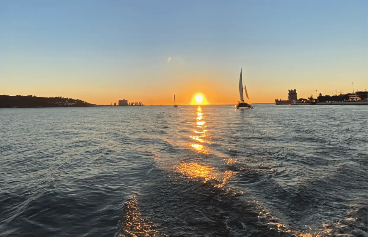 Lisbon: Sunset Cruise With Wine on Catamaran｜Portugal