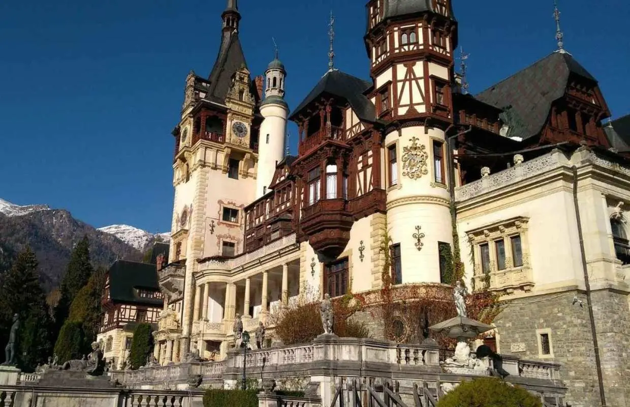 Brasov: Peles Castle, Bran Castle & Rasnov Fortress Day Tour｜Romania