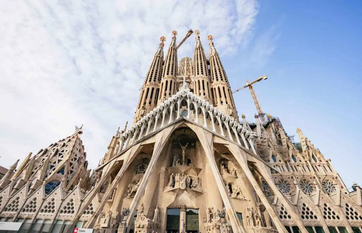 Barcelona: Vé vào cửa ưu tiên không cần xếp hàng và tham quan nhà thờ Sagrada Familia | Tây Ban Nha