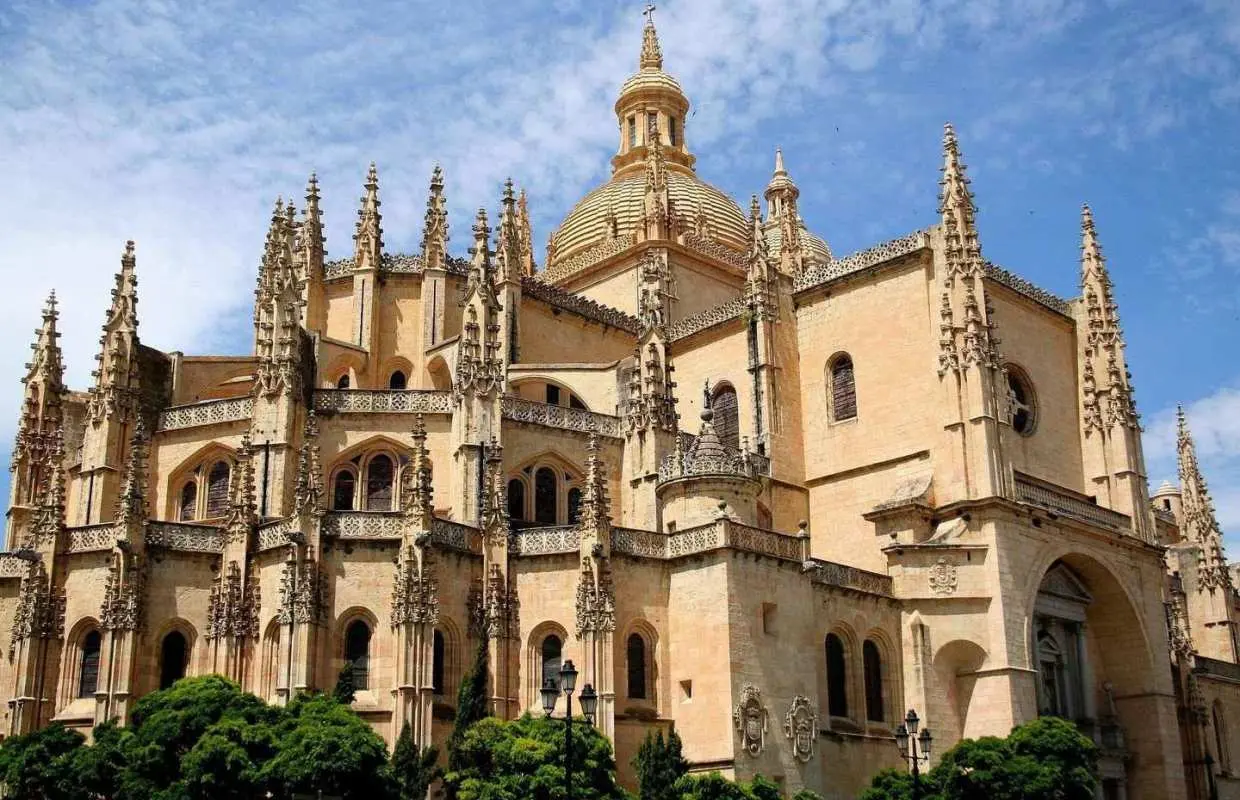 Segovia: Guided Walking Tour with Cathedral & Alcázar Entry｜Spain