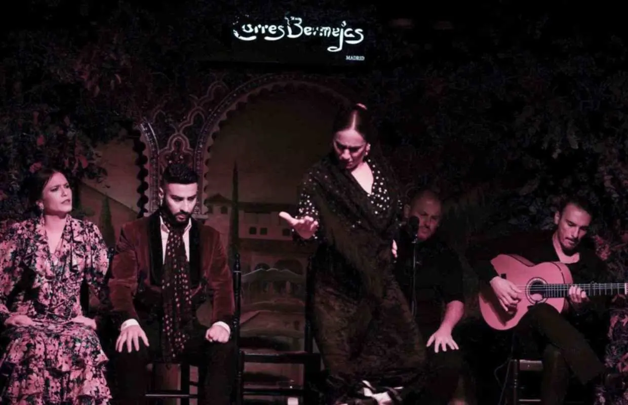 Madrid: Tham quan Cung điện Hoàng gia, xem biểu diễn Flamenco và thưởng thức món tapas kèm đồ uống | Tây Ban Nha
