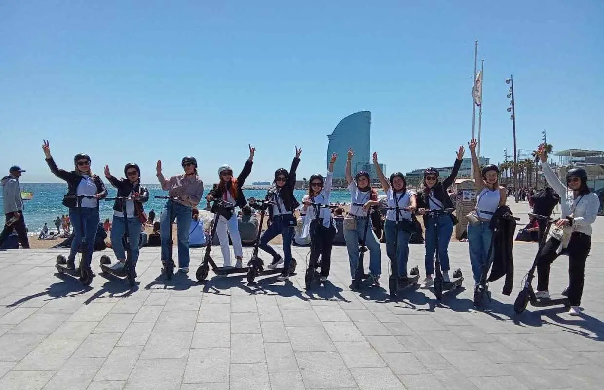 “Barcelona E-Scooter Sightseeing Tour: Old Town & Beach”｜Spain