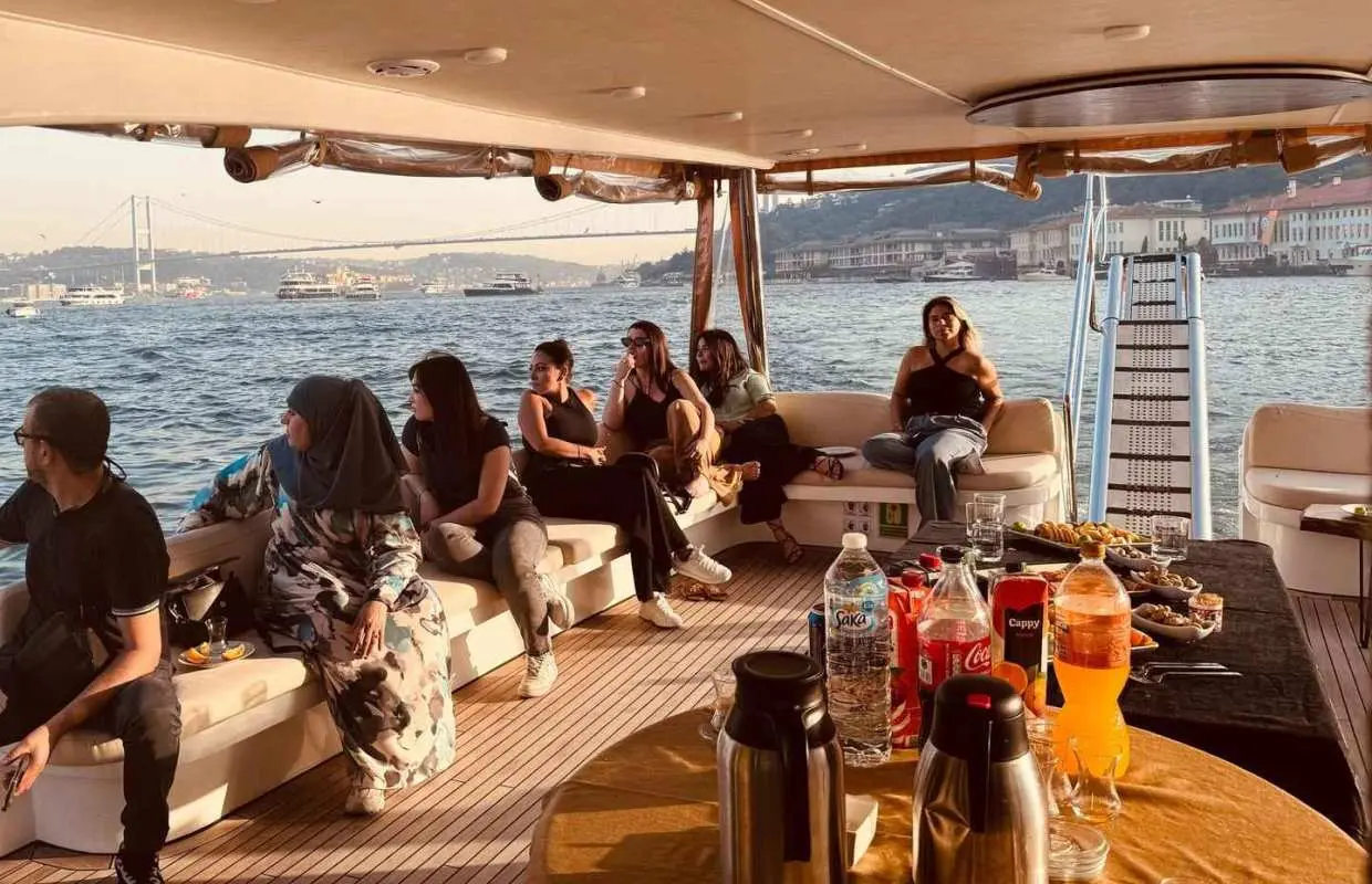Istanbul: Morning or Sunset Cruise with Guide and Snacks｜Turkey