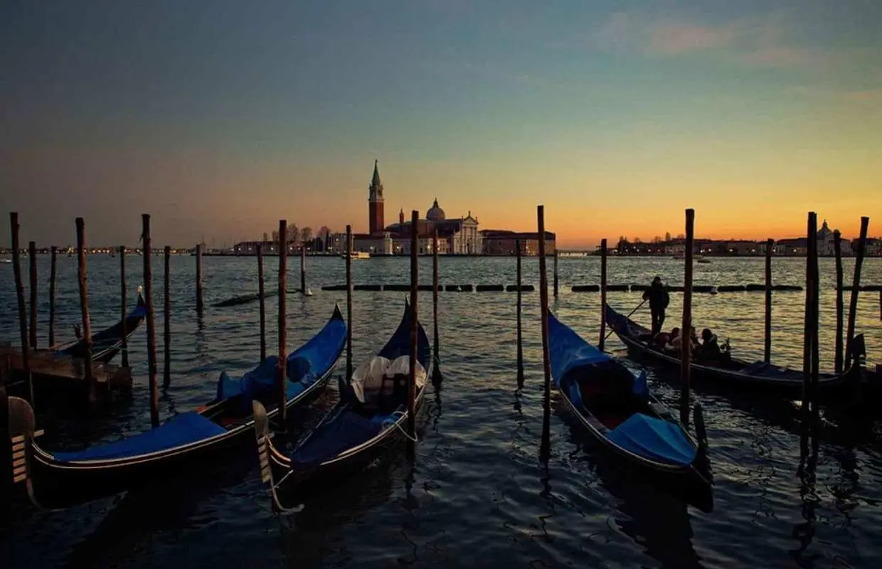 Venice: Private Evening Stroll with Gondola Ride｜Italy