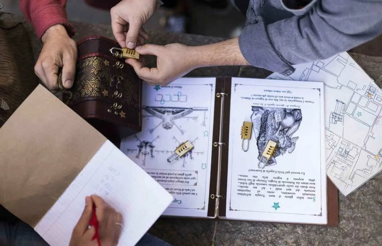 Naples: The Path of the Immortals Treasure Hunt Walking Tour｜Italy