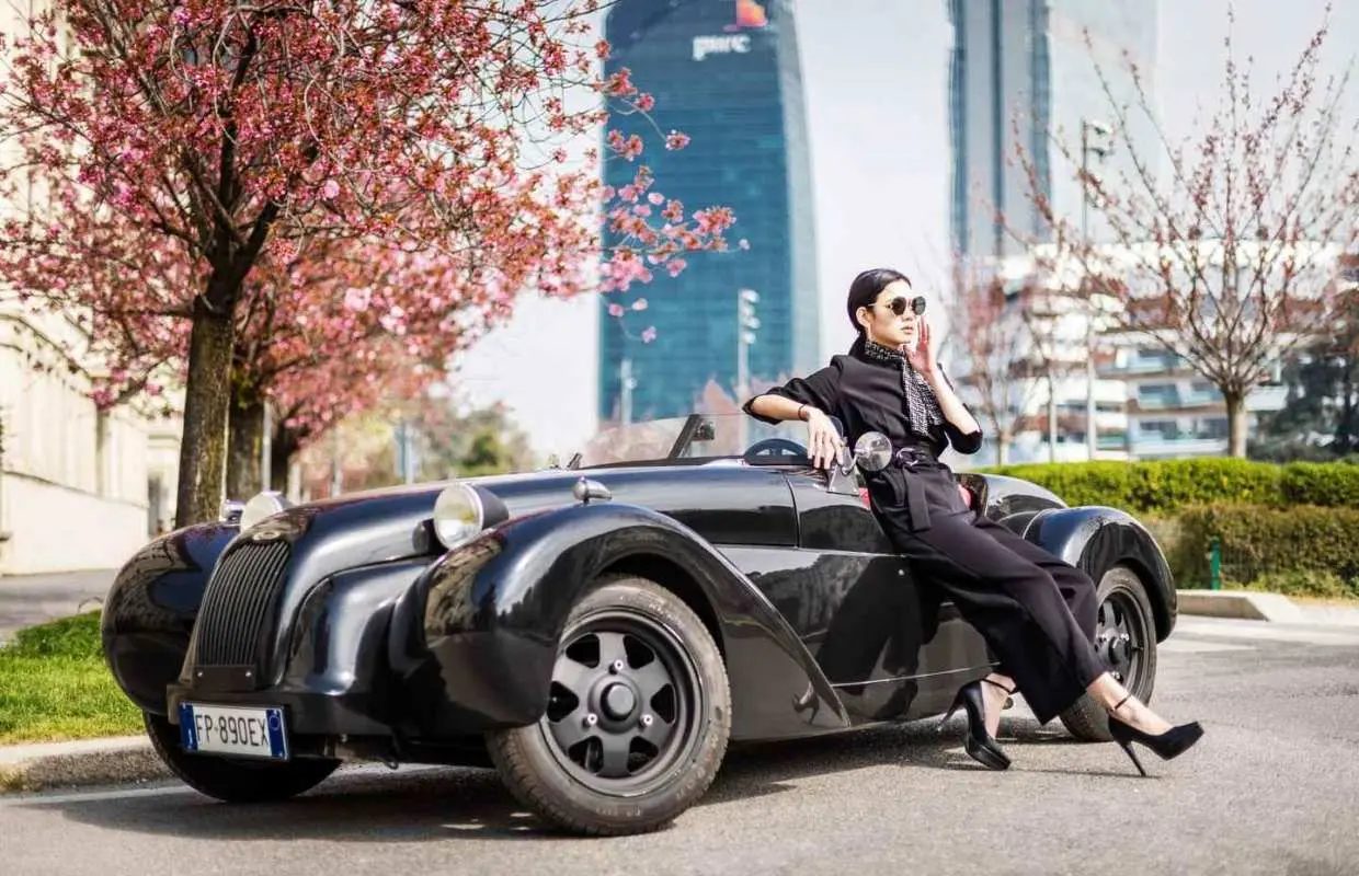 Milan: City Highlights Private photo Tour by Vintage Car｜Italy