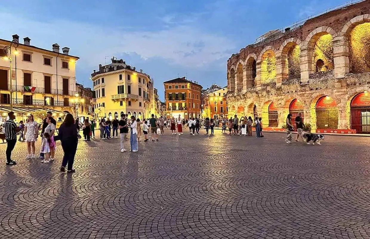 Verona Walking Tour: Arena, Fast Entry｜Italy