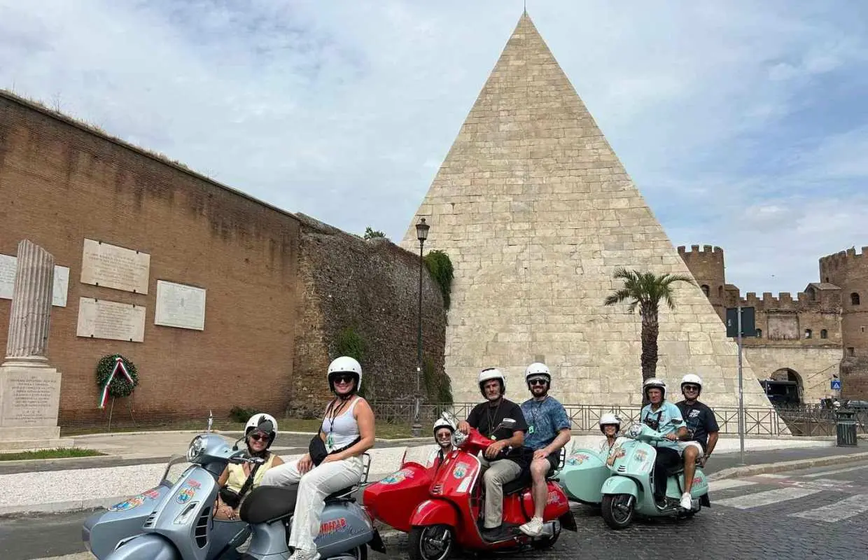 Rome in Vespa: 1.5 Hour Vespa Sidecar Tour with Roman Sweets｜Italy