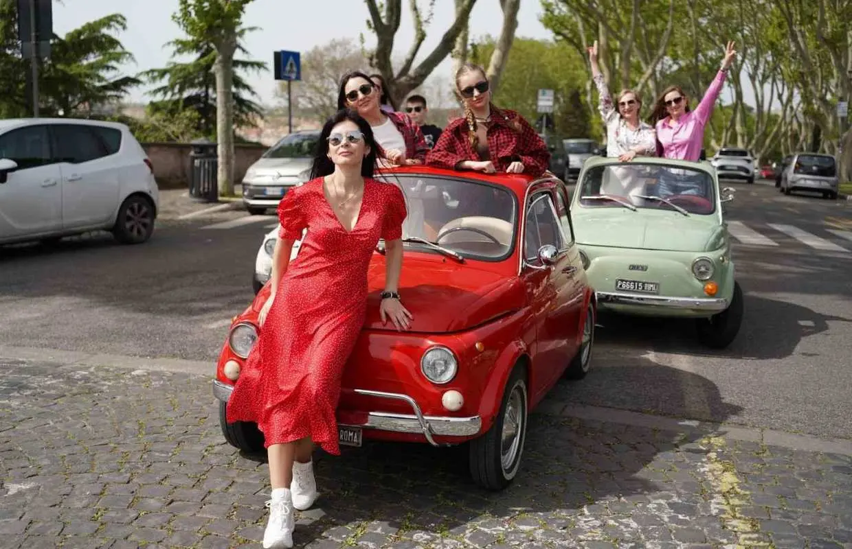 Roma: Photography service with Fiat 500 Retro car｜Italy