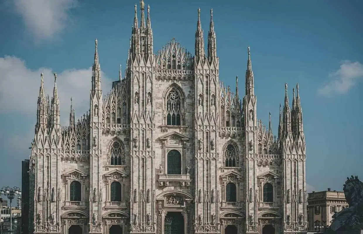 Taking a stroll in Downtown Milan Private Skip the Line Tour｜Italy