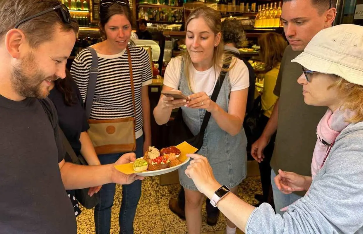 Verona: Street Food and History Tour with Local Guide｜Italy