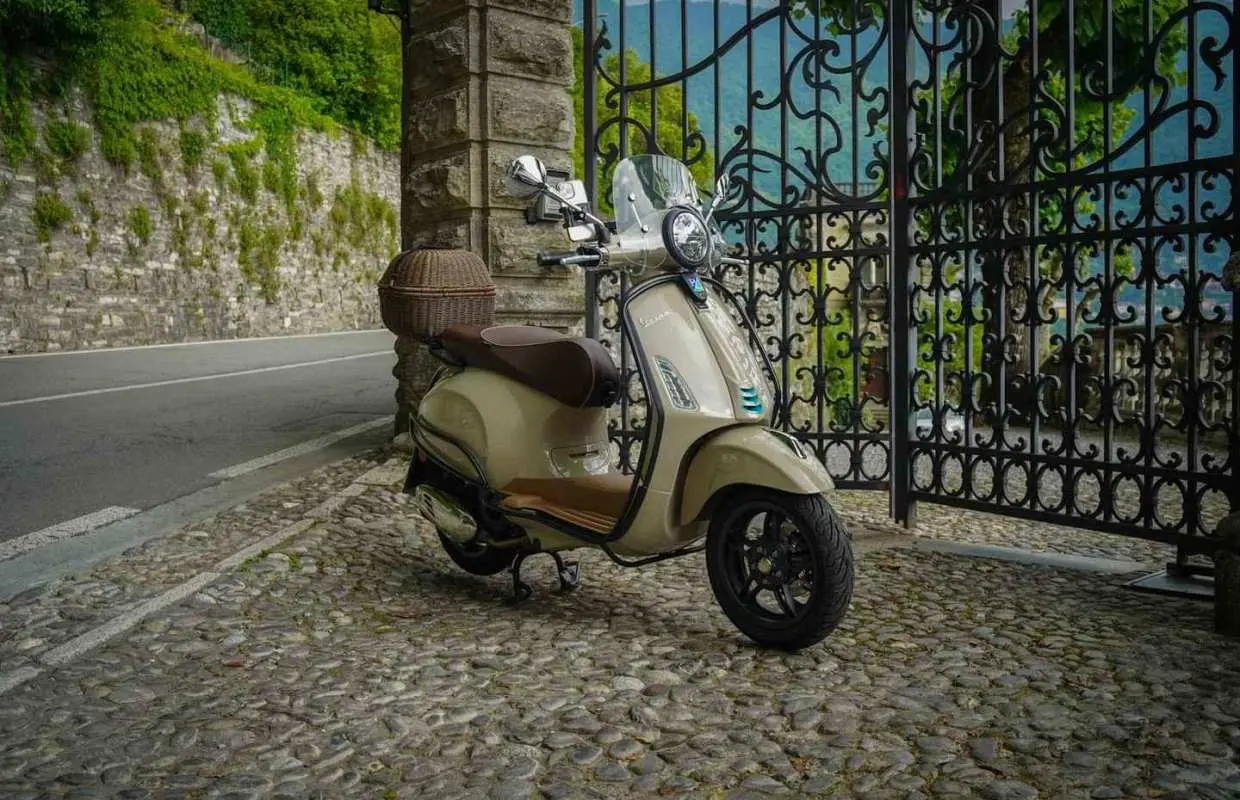 コモ：ベスパで巡るセルフガイドアドベンチャー＋旅程｜イタリア