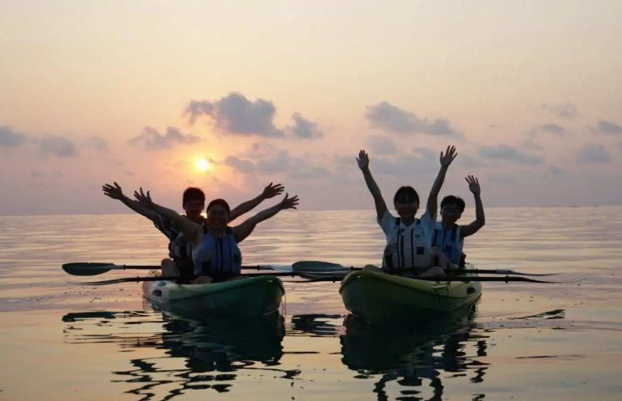 [Ishigaki Island Sunset Kayaking] Watch the sunset sink below the horizon for two at a private spot | Free photos and videos, free drone aerial photography