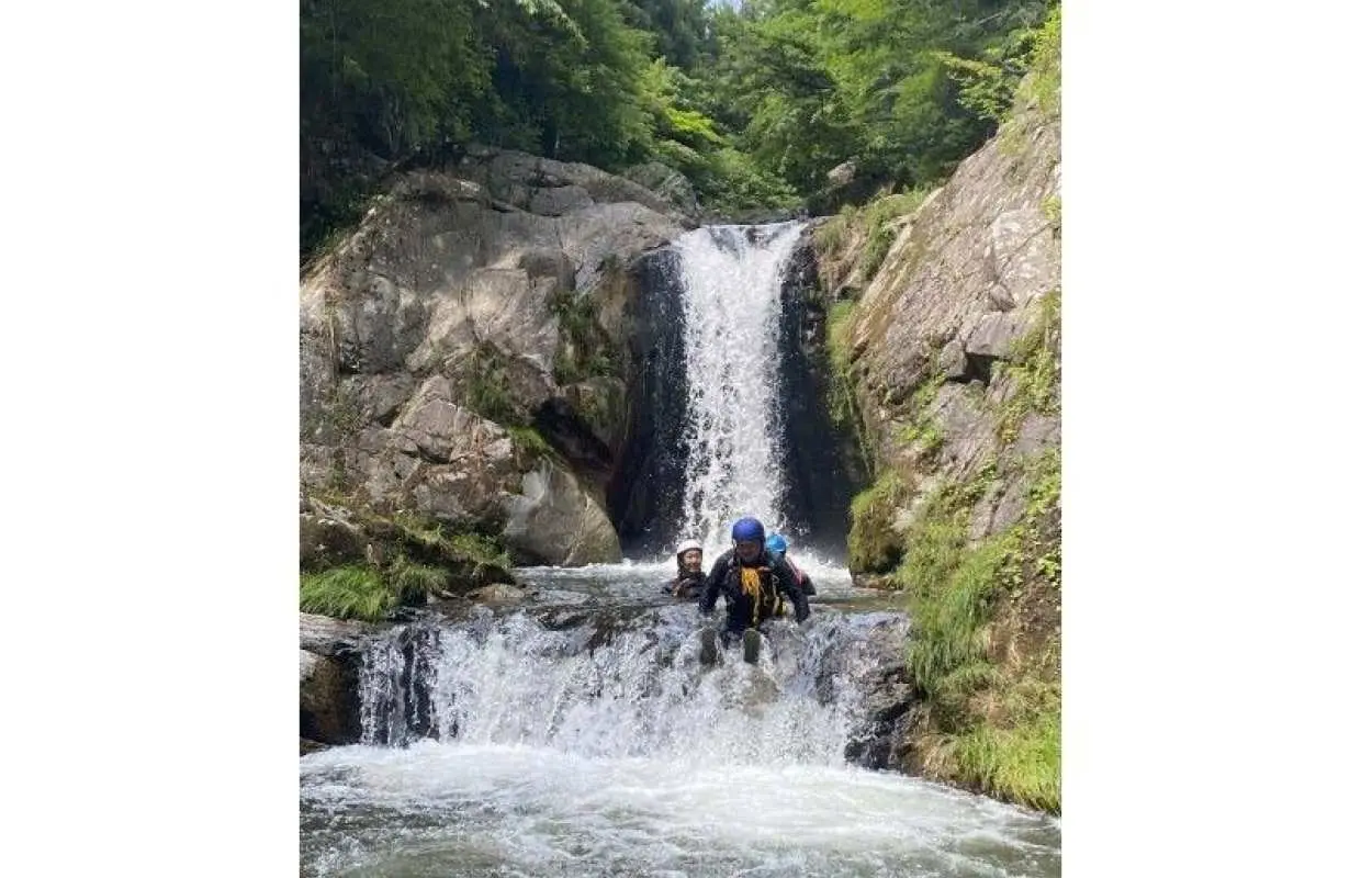 [Shower Walk in Takahagi City, Ibaraki Prefecture: Enjoy the coolness and relaxation of the clear stream in the valley. Suitable for beginners in water activities.]