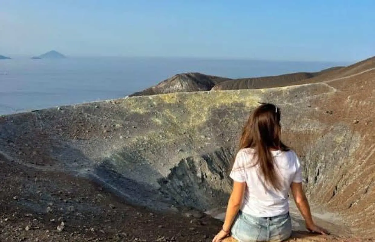 导游带领的徒步之旅，前往火山岛的大火山口