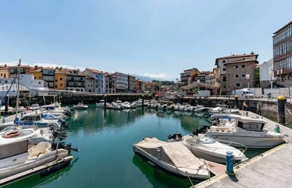奥维耶多的利亚内斯 (Llanes)、里瓦德塞利亚 (Ribadesella)、米拉多德尔菲图 (Mirador del Fitu) 和塔佐内斯 (Tazones)