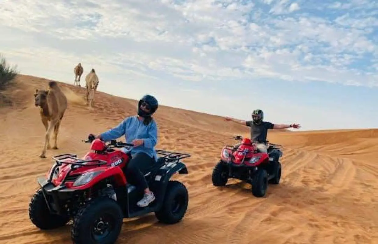 ドバイ砂漠でのダブルクワッドバイク体験、サンドボーディング、ラクダ乗り、バーベキュー付き