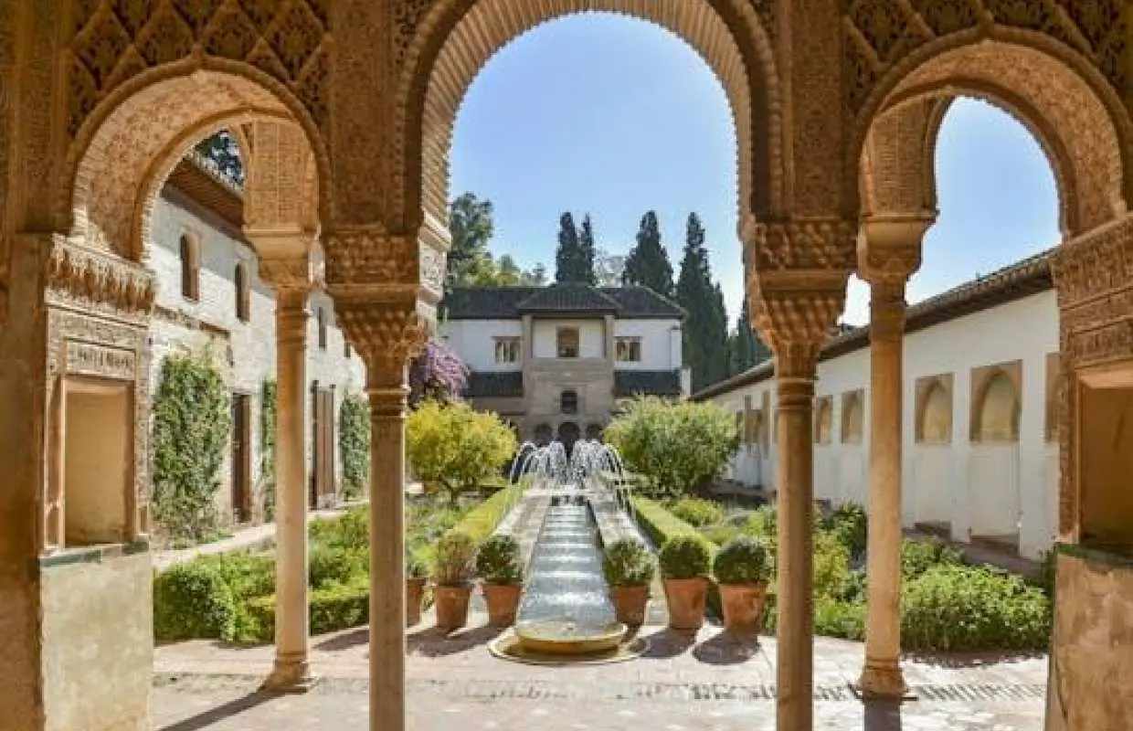 Alhambra Guided Tour and Science Park Entry in Granada