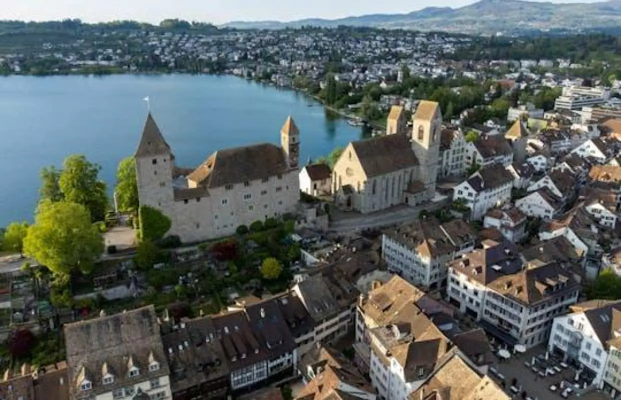 从苏黎世出发，前往 Rapperswil 参观巧克力和起司工厂