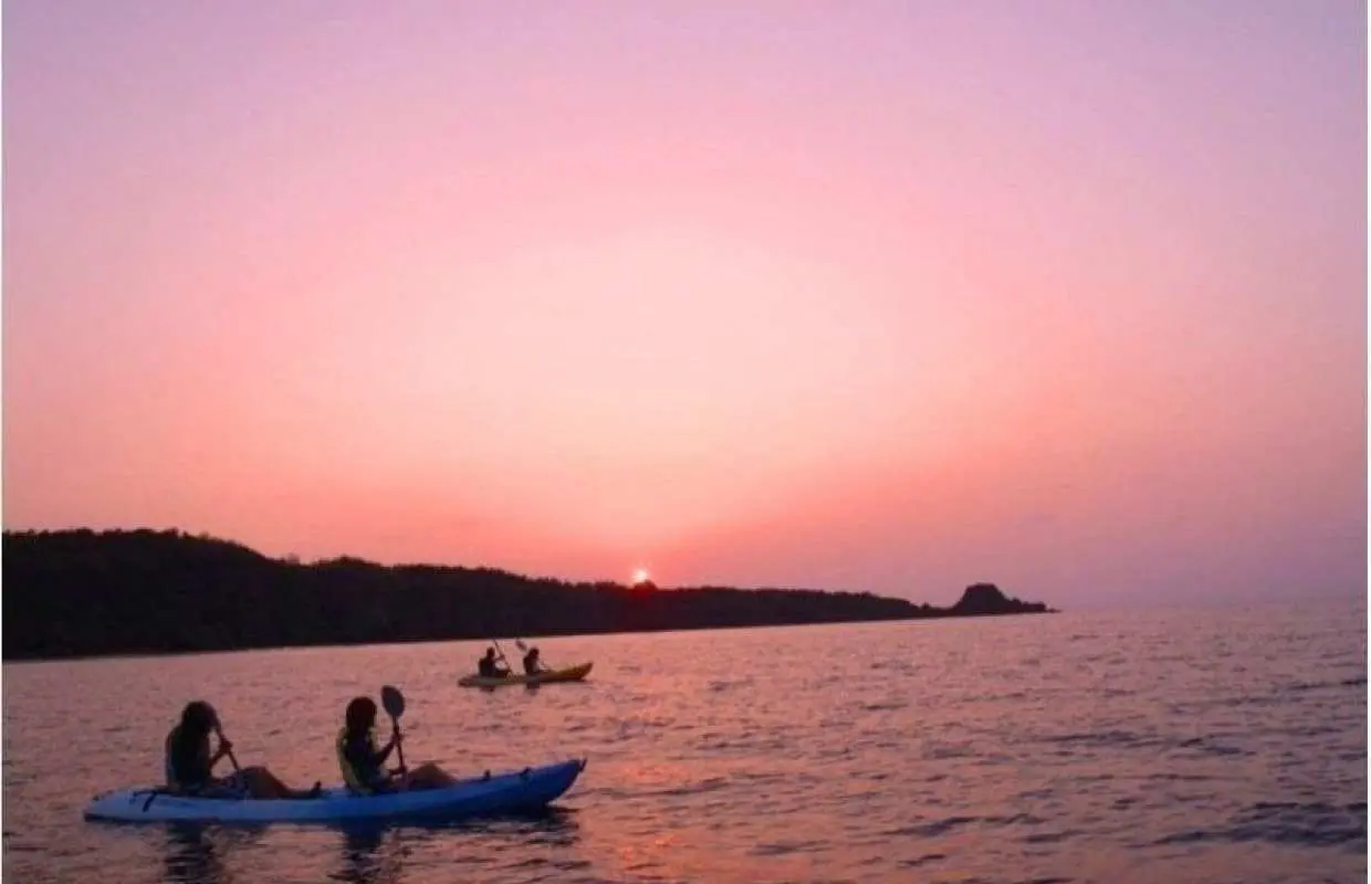 English: [Okinawa, Onna Village] Sunset Kayak Adventure Tour (1.5h) Let's relax and be soothed by the sunset while gently swaying on the sea!