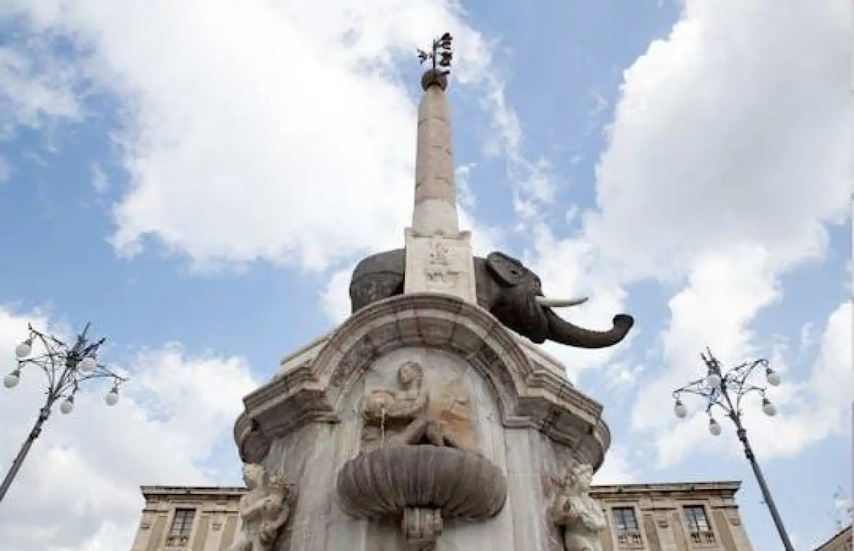Tour đi bộ tham quan Catania có hướng dẫn viên.