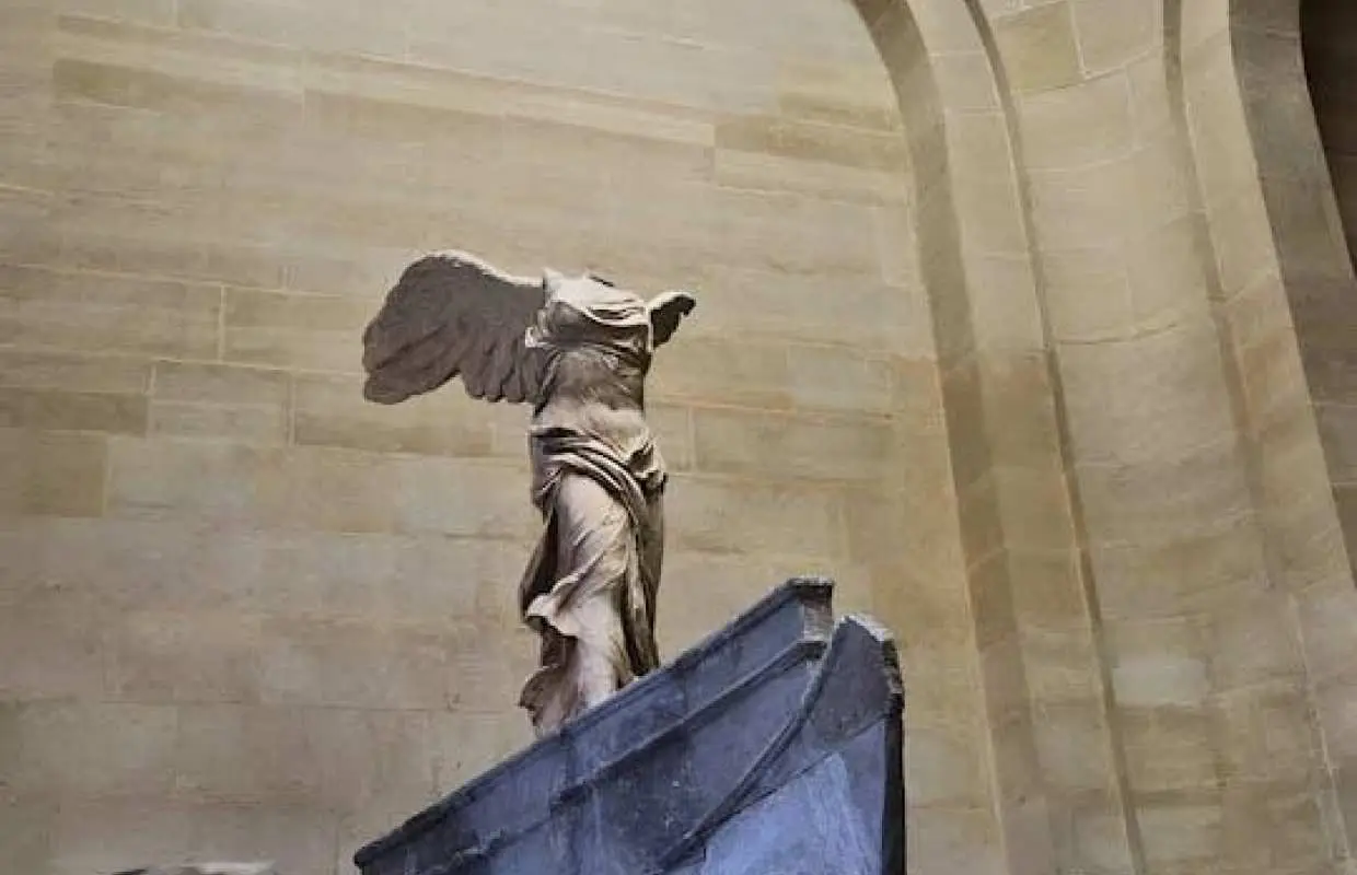 Louvre Museum's iconic artworks small group guided tour in English