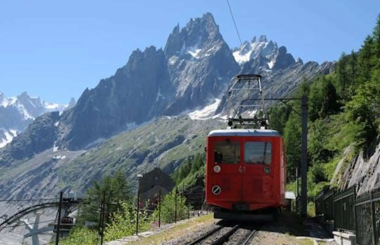 ジュネーブからシャモニーへのバス送迎（ケーブルカーと登山列車利用）