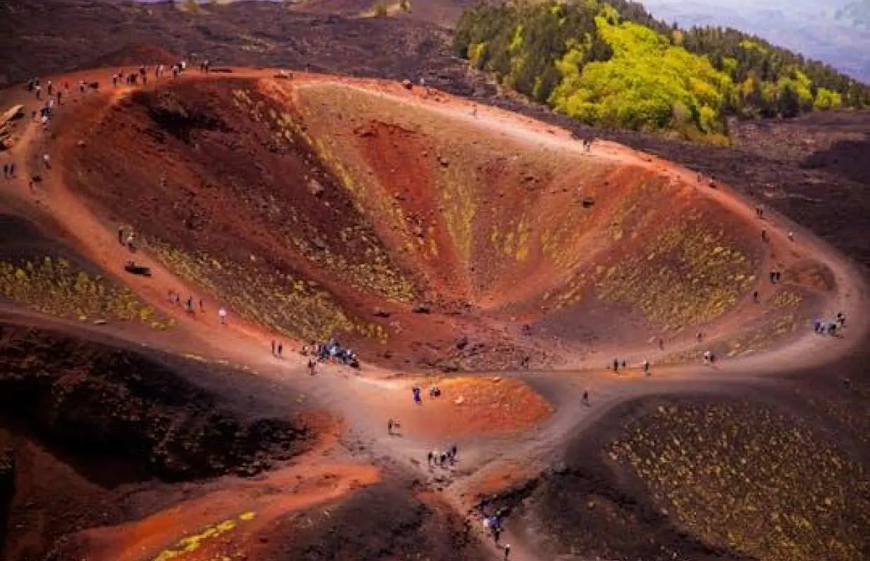 从陶尔米纳出发，前往埃特纳火山南坡海拔2900公尺的半日游