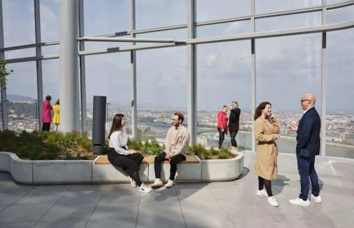 Vé vào cổng SkyDeck của MOL Campus và ứng dụng AR.