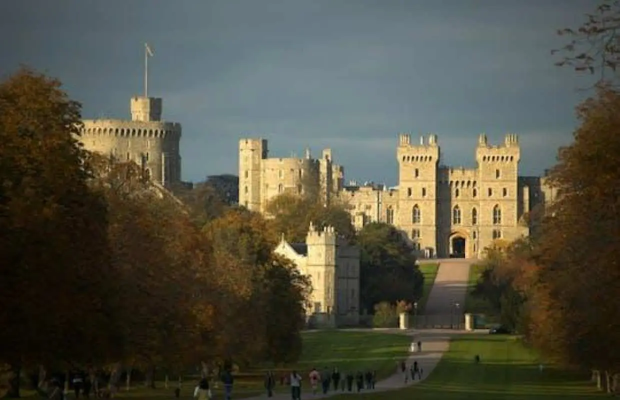 Stonehenge and Windsor Castle guided tour from London