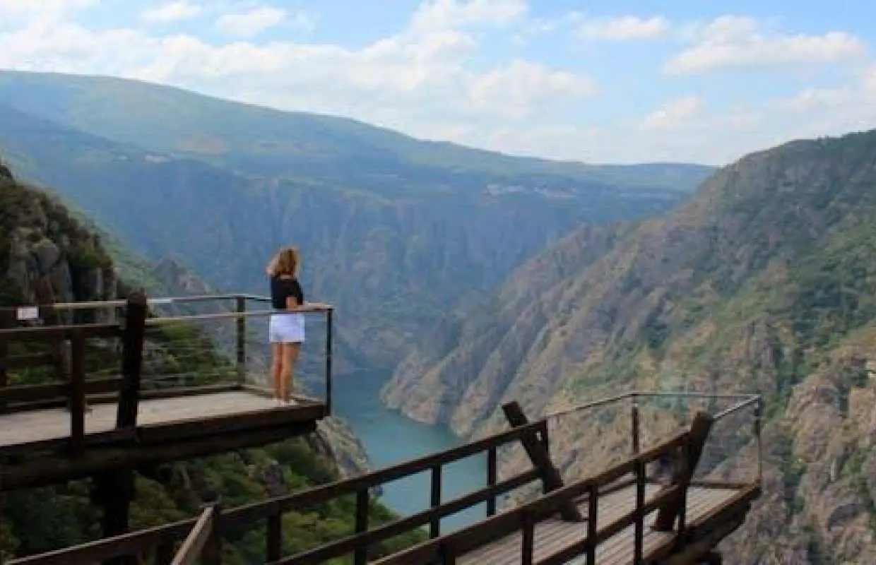 ทัวร์พร้อมไกด์ Ribeira Sacra พร้อมล่องเรือจาก Santiago de Compostela