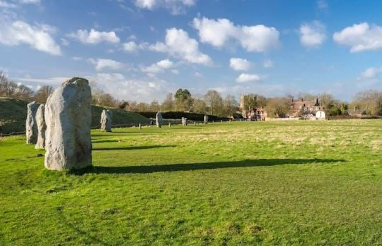 Stonehenge and the Cotswolds Guided Tour from Bristol