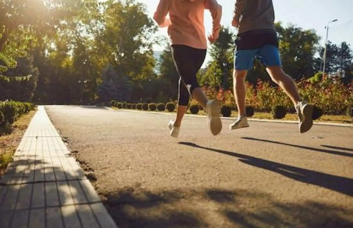 Small-group guided running city tour in Cologne