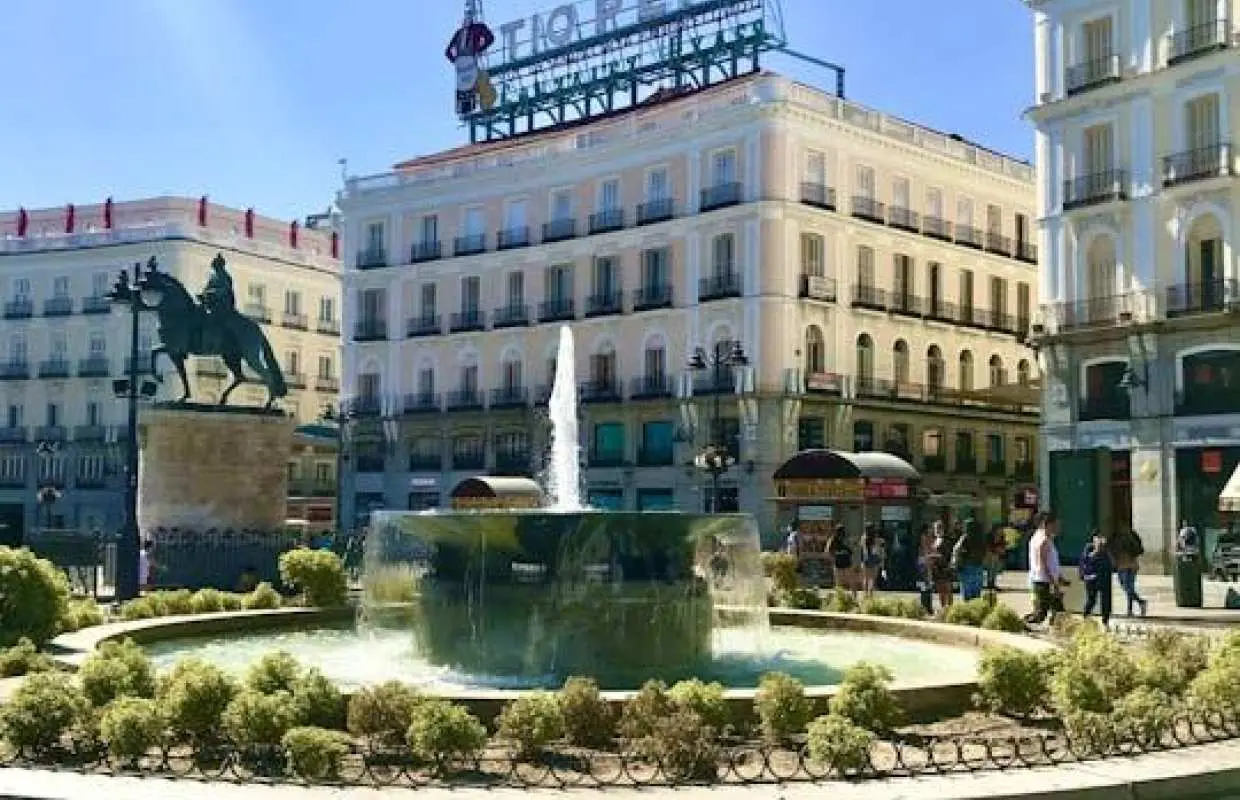 Guided tour to Madrid's photogenic places with a local