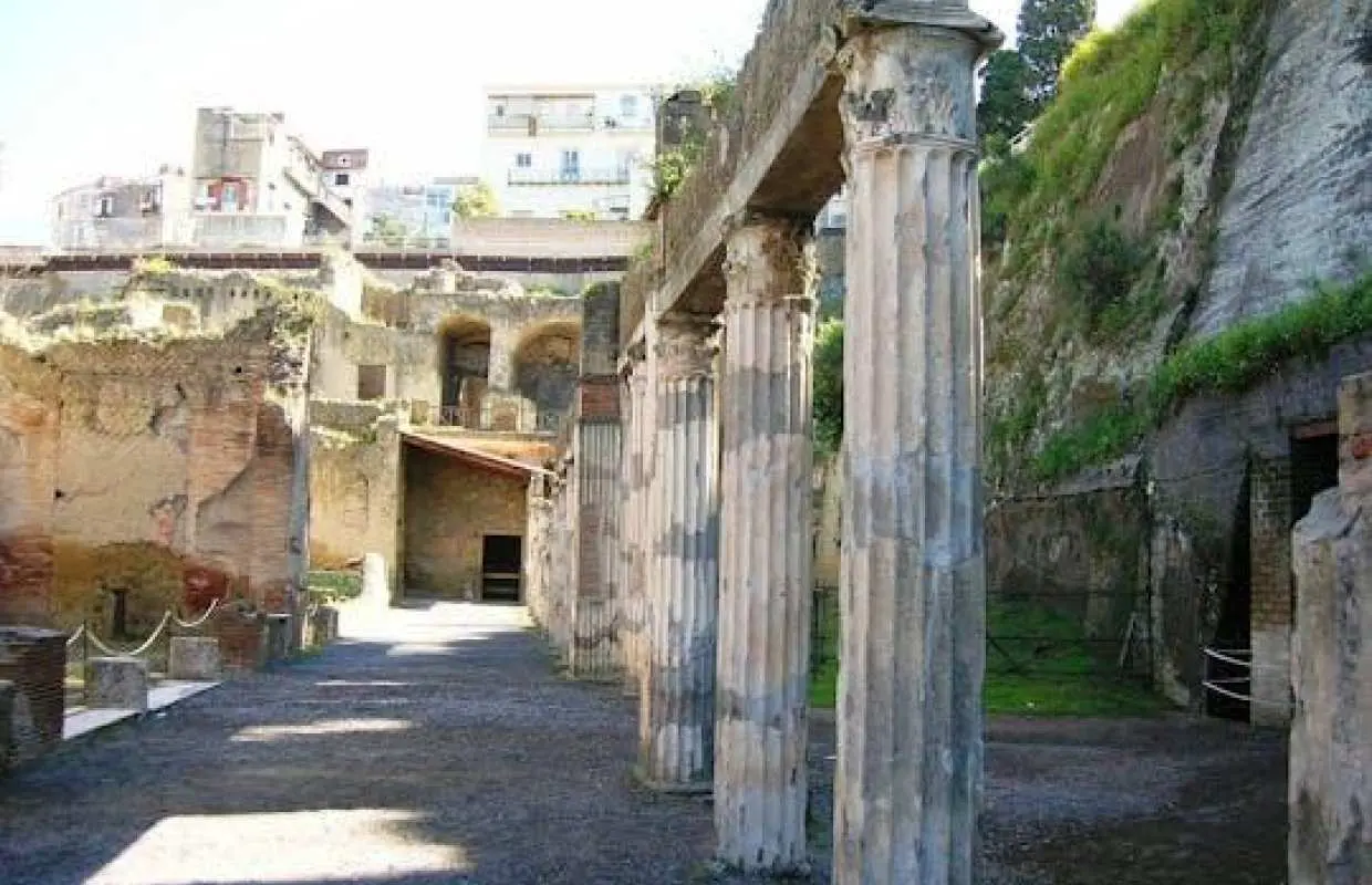 Herculaneum guided tour with an archeologist