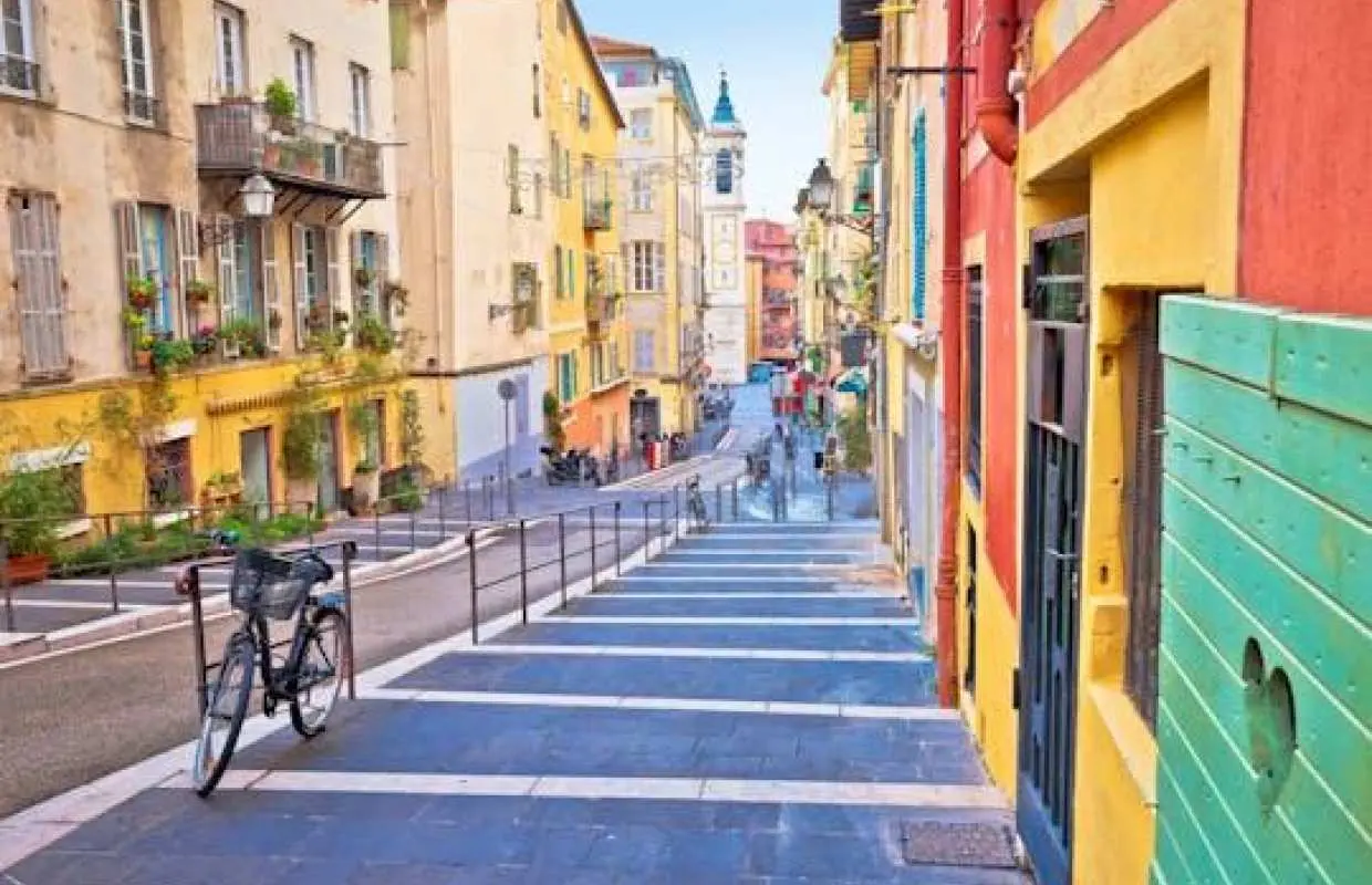 2-hour introductory walking tour of Nice with a local