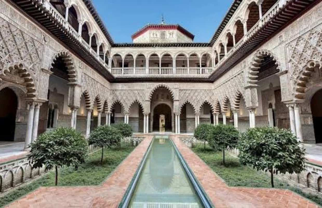Royal Alcazar, Cathedral and Giralda small group tour