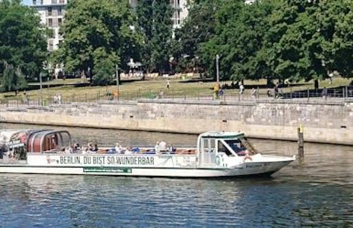 Spree boat trip through the center of Berlin