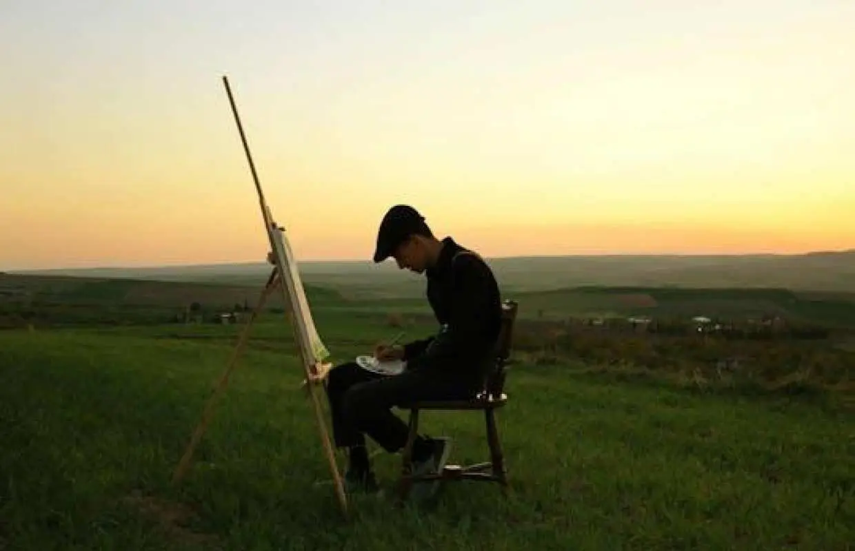 マザーラ・デル・ヴァッロのブドウ畑に沈む夕日の絵画