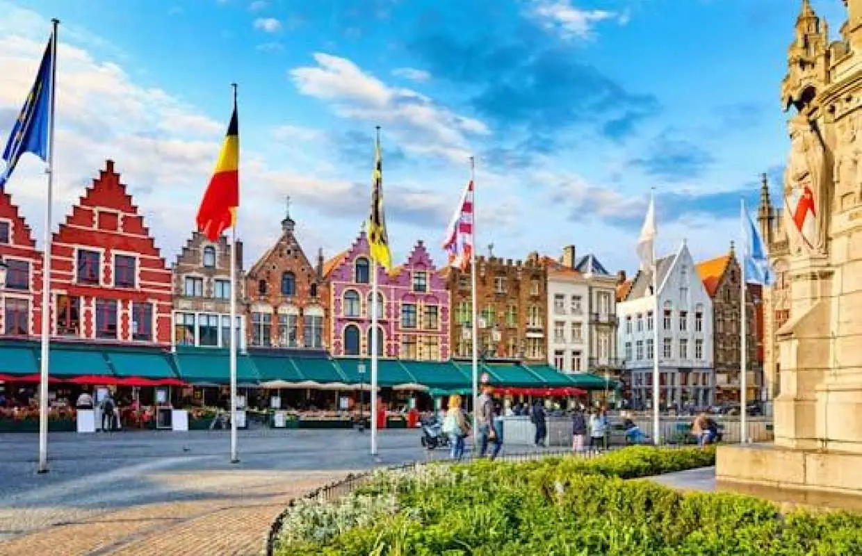 Luxury sightseeing tour of Bruges with private transportation from Amsterdam