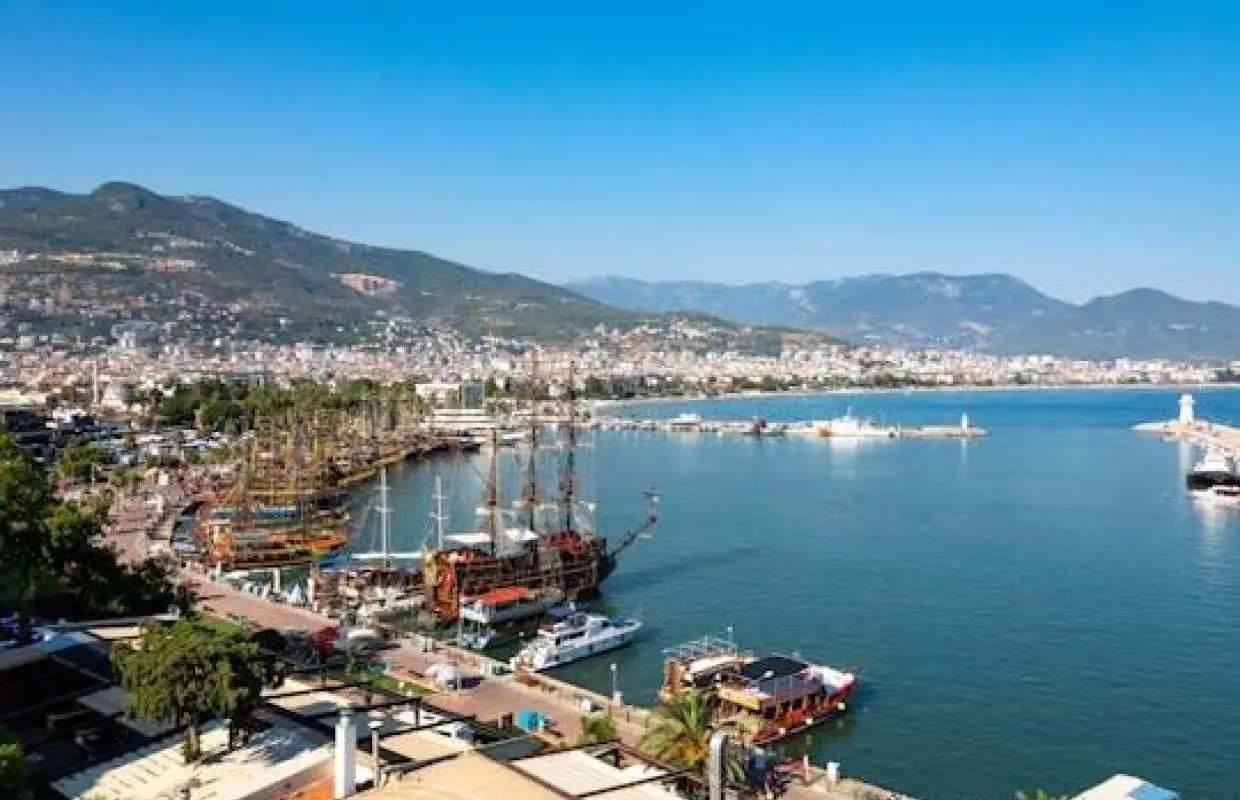 Adults-only boat cruise from Alanya with swimming stops and lunch