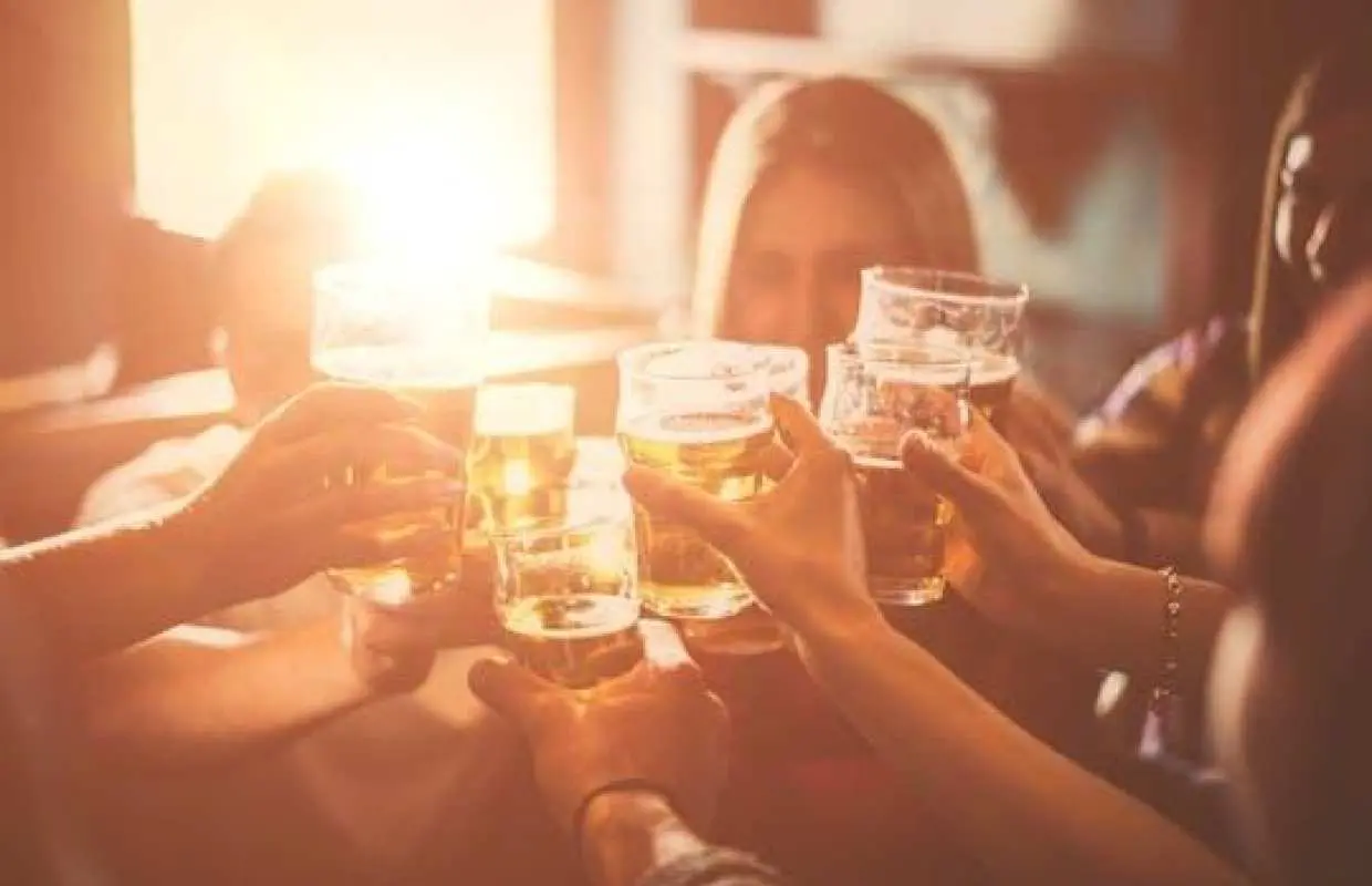 在貝爾根奧普佐姆進行自助式酒吧之旅，並可在線玩酒吧遊戲