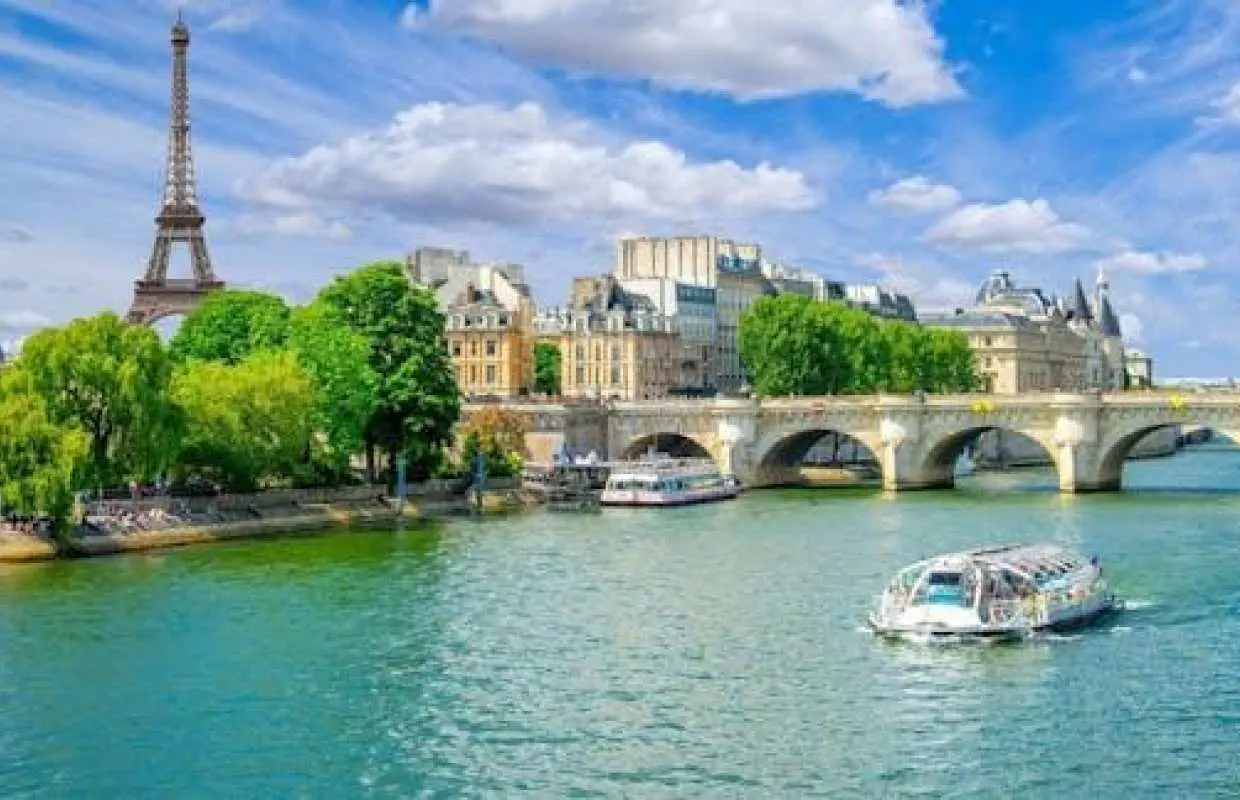Batobus pass | Hop-on hop-off boat on the Seine