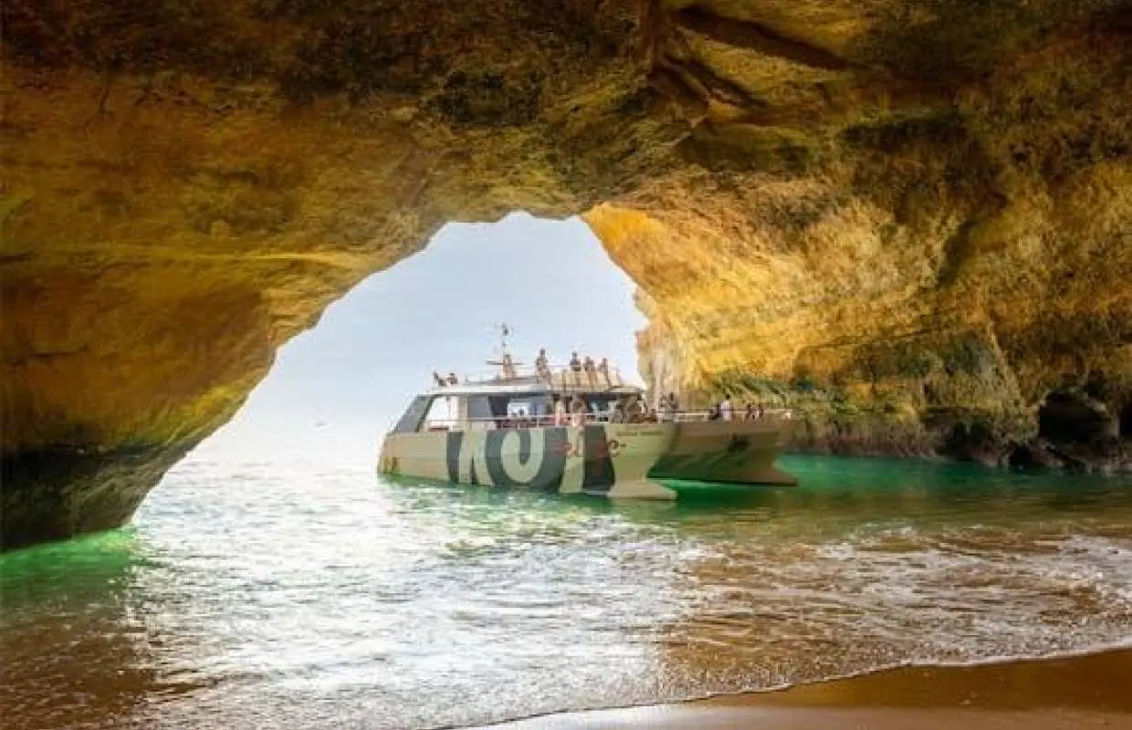 Caves and coastline guided boat trip from Albufeira