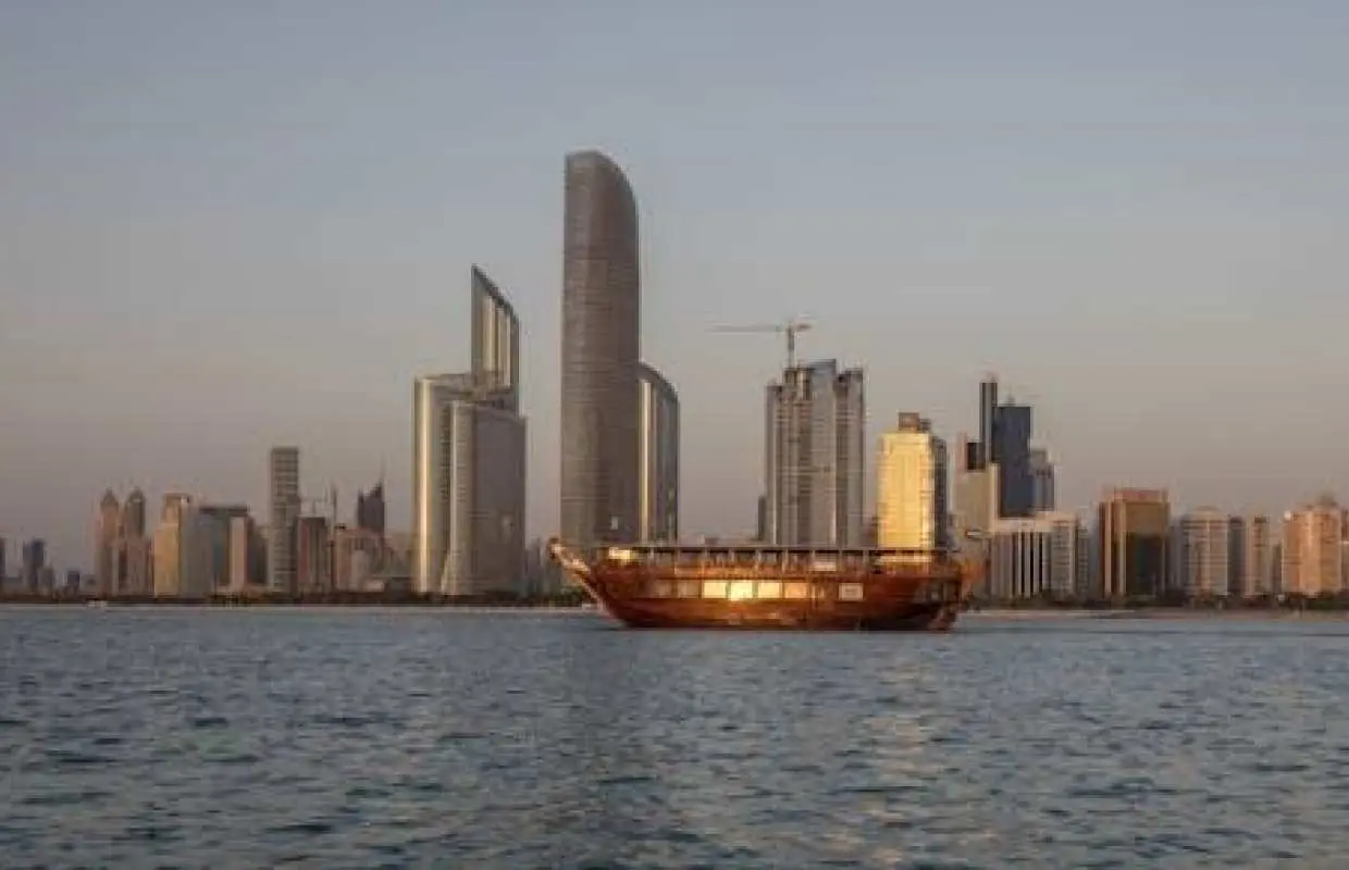 Sightseeing cruise with refreshments and show at Presidential Palace