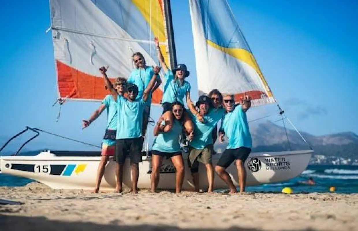 在馬略卡島參加 Watersports Mallorca 提供的私人一小時翼帆衝浪課程
