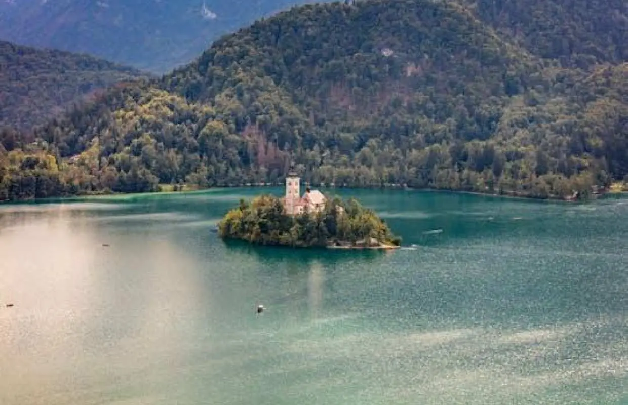Summer tour of Slovenia’s Lake Bled with castle and boat ride